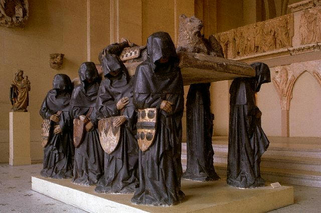 The tomb of Philip Pot at the Loeuvre, Paris comprises of sculptures of hooded pall bearers carrying a coffin