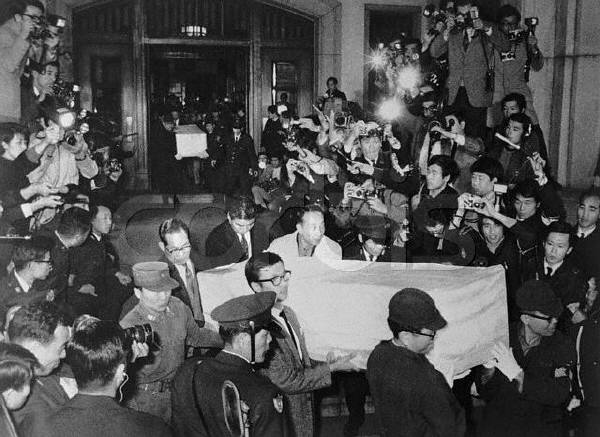 The coffin containing the body of novelist Yukio Mishima